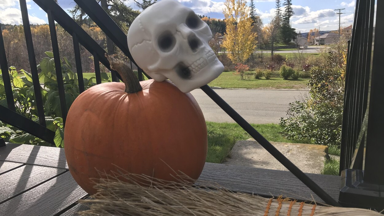 Des décorations d'Halloween sur un balcon.