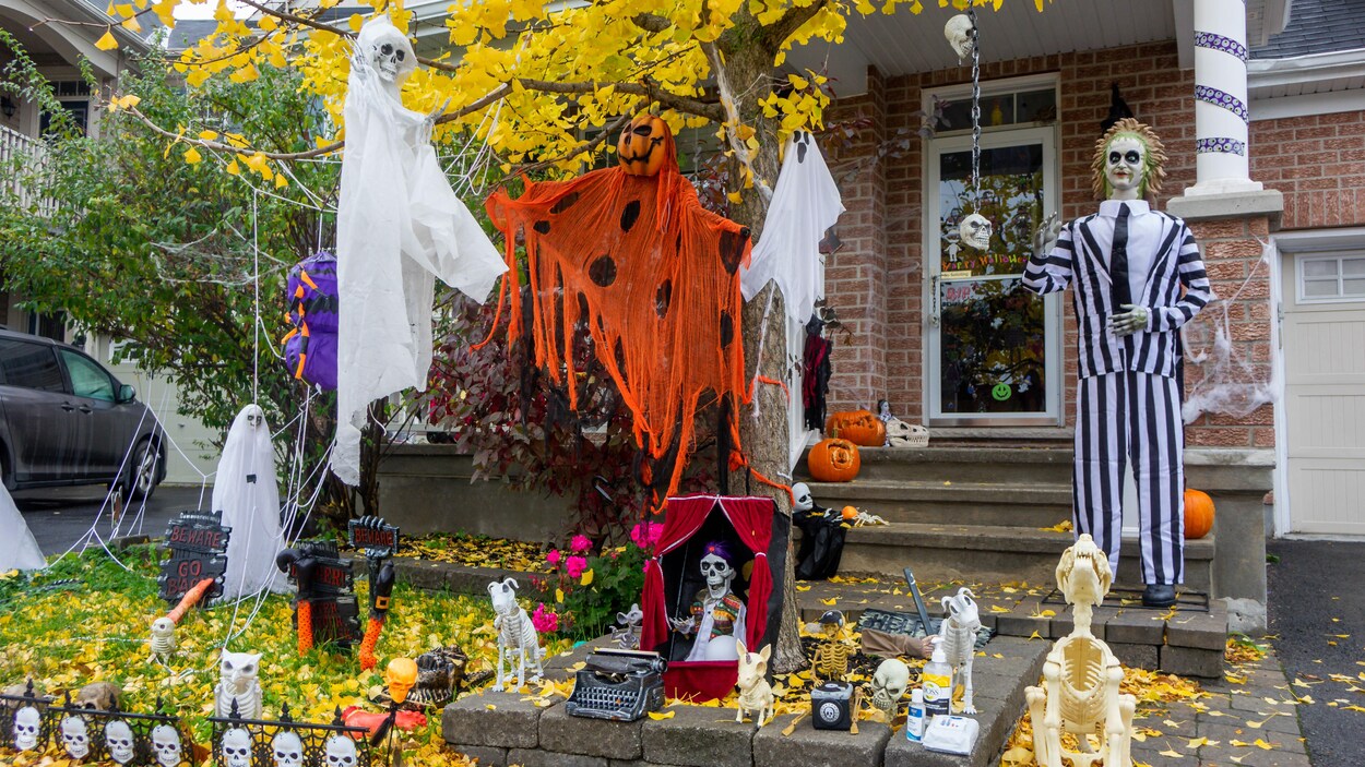La devanture d'une maison décorée pour l'Halloween.