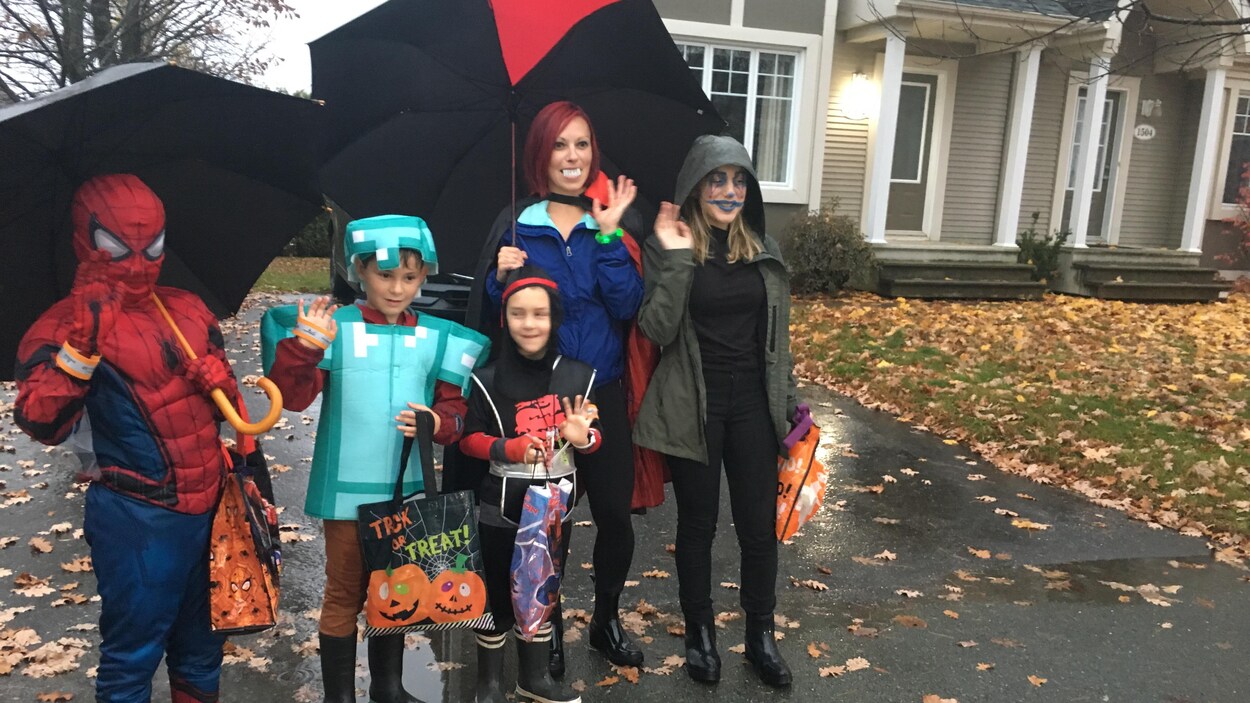 L'halloween Célébrée Sous La Pluie À Sherbrooke | Radio-Canada.ca