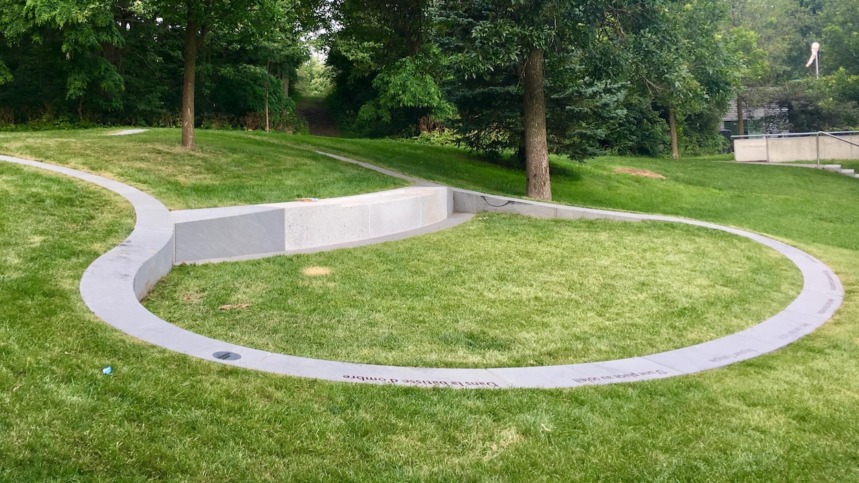 Une « halte », genre de petit belvédère tourné vers l'intérieur de la montagne, a été installé près du pavillon du lac aux Castors. Neuf autres ont été aménagées sur la montagne, dont quatre dans le parc du Mont-Royal. Une « halte », genre de petit belvédère tourné vers l'intérieur de la montagne, a été installé près du pavillon du lac aux Castors. Neuf autres ont été aménagées sur la montagne, dont quatre dans le parc du Mont-Royal.