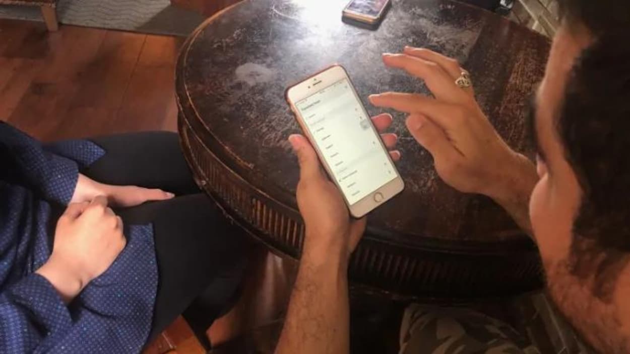 on voit les mains d'Hamid mais pas son visage, il a un cellulaire entre les mains et regarde l'application Google Traduction