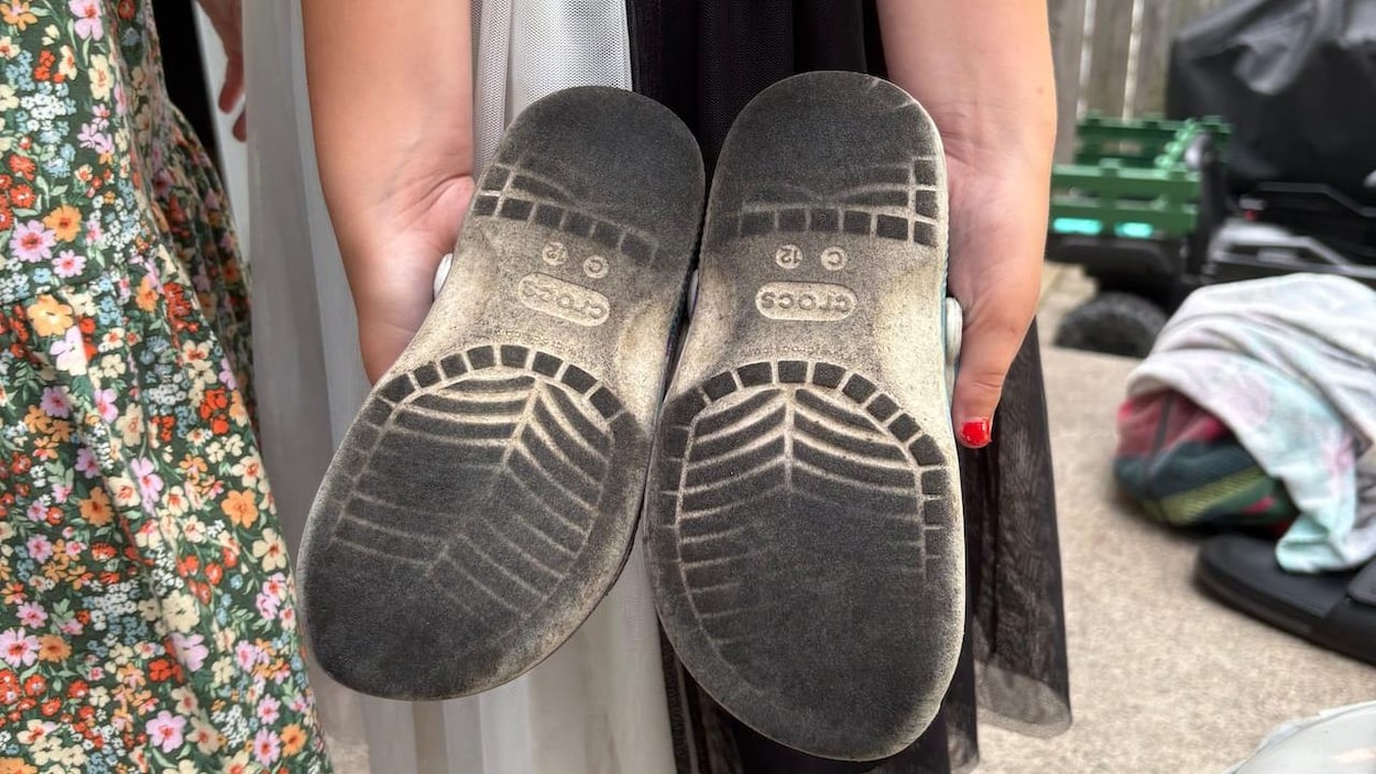 Une suie noire à Hamilton sur les pieds des enfants