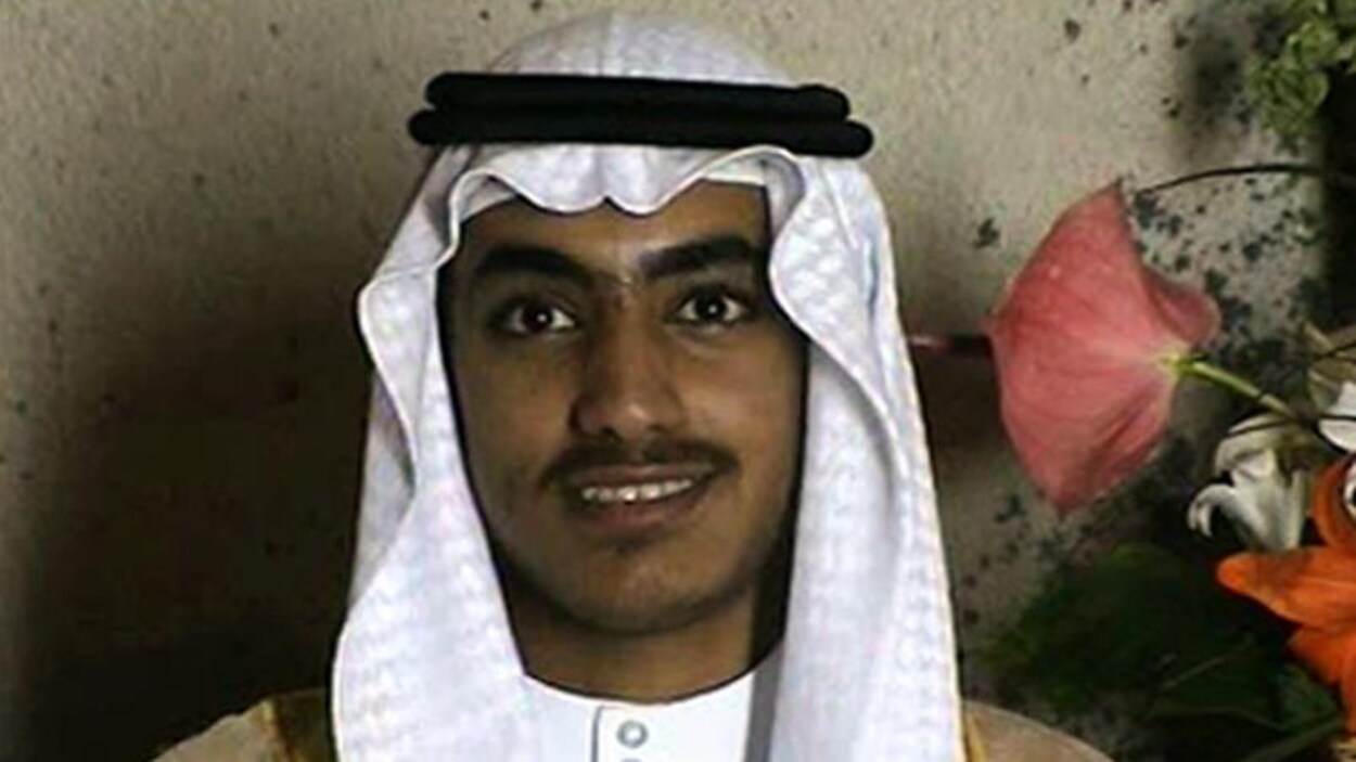 Gros plan de Hamza ben Laden souriant.