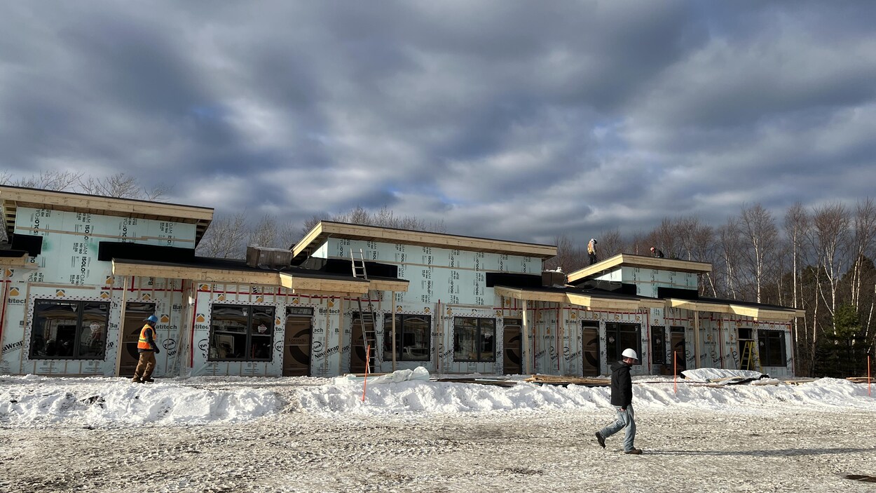 Première pelletée de terre pour le projet de HanLogement à Rimouski