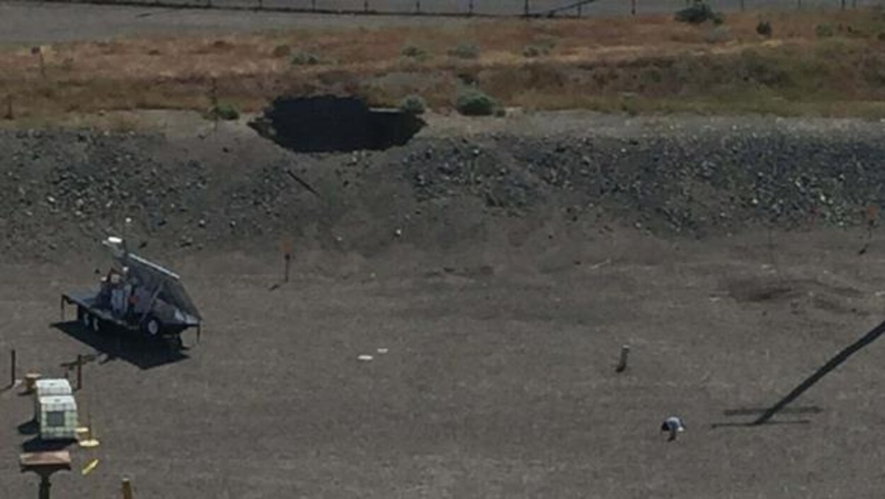 Une photo du trou de 7 mètres carrés formé par l'affaissement du tunnel d'entreposage dans le complexe nucléaire de Hanford