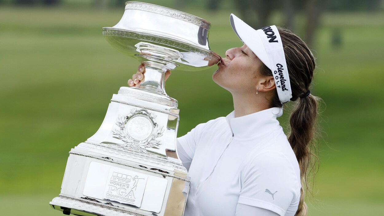 Hannah Green embrasse son trophée après avoir gagné le Championnat de la LPGA.