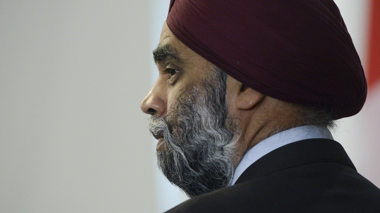 Harjit Sajjan vu de dos.