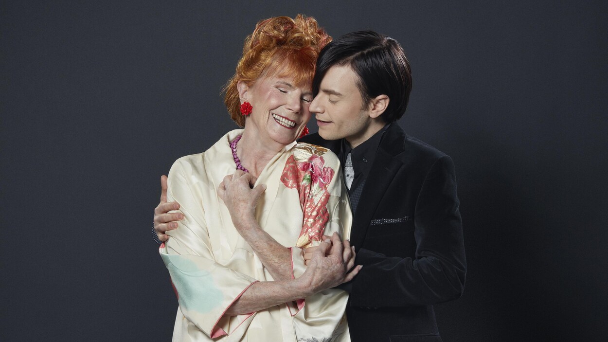 Les acteurs de la pièce « Harold et Maude », Béatrice Picard et Sébastien René, serrés l'un contre l'autre. Les acteurs de la pièce « Harold et Maude », Béatrice Picard et Sébastien René, serrés l'un contre l'autre.