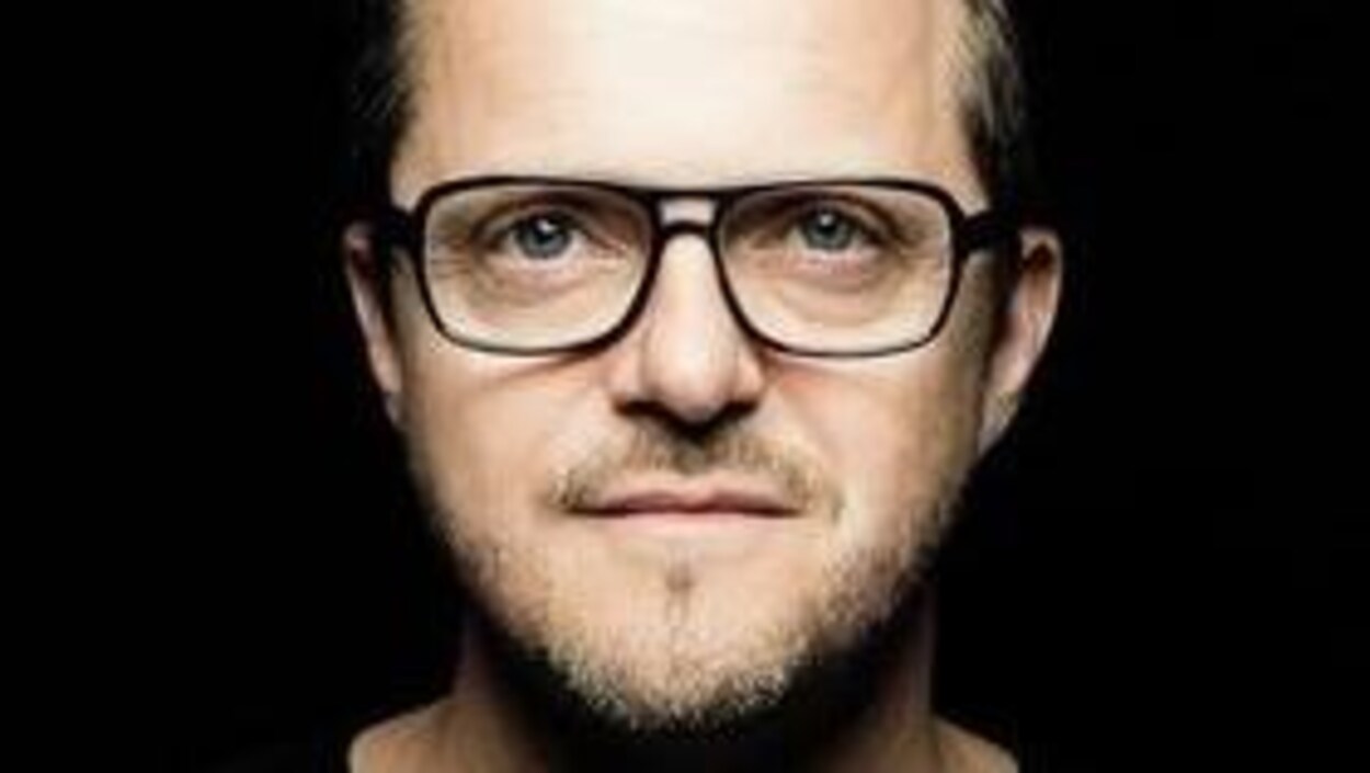 Le chorégraphe Harold Rhéaume s'inquiète pour l'avenir du milieu de la danse à Québec. Homme à lunettes, habillé en noir.