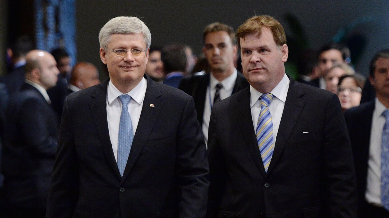 L'ancien premier ministre Stephen Harper et son ministre des Affaires étrangères de l'époque, John Baird.