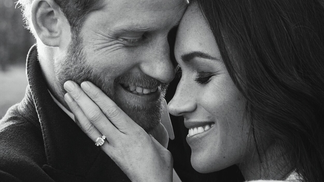 Le prince Harry et Meghan Markle s'enlacent pour une photo de fiançailles. Le prince Harry et Meghan Markle s'enlacent pour une photo de fiançailles.