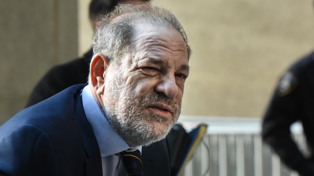 Plan rapproché de Weinstein, le dos voûté.