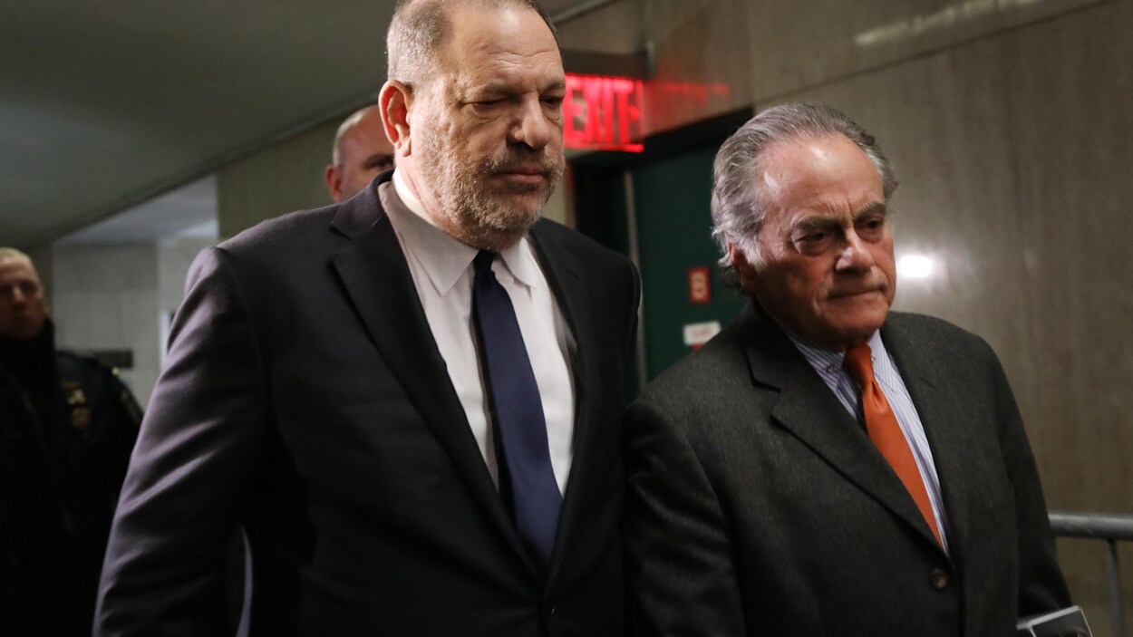 Les deux hommes marchent côte à côte.