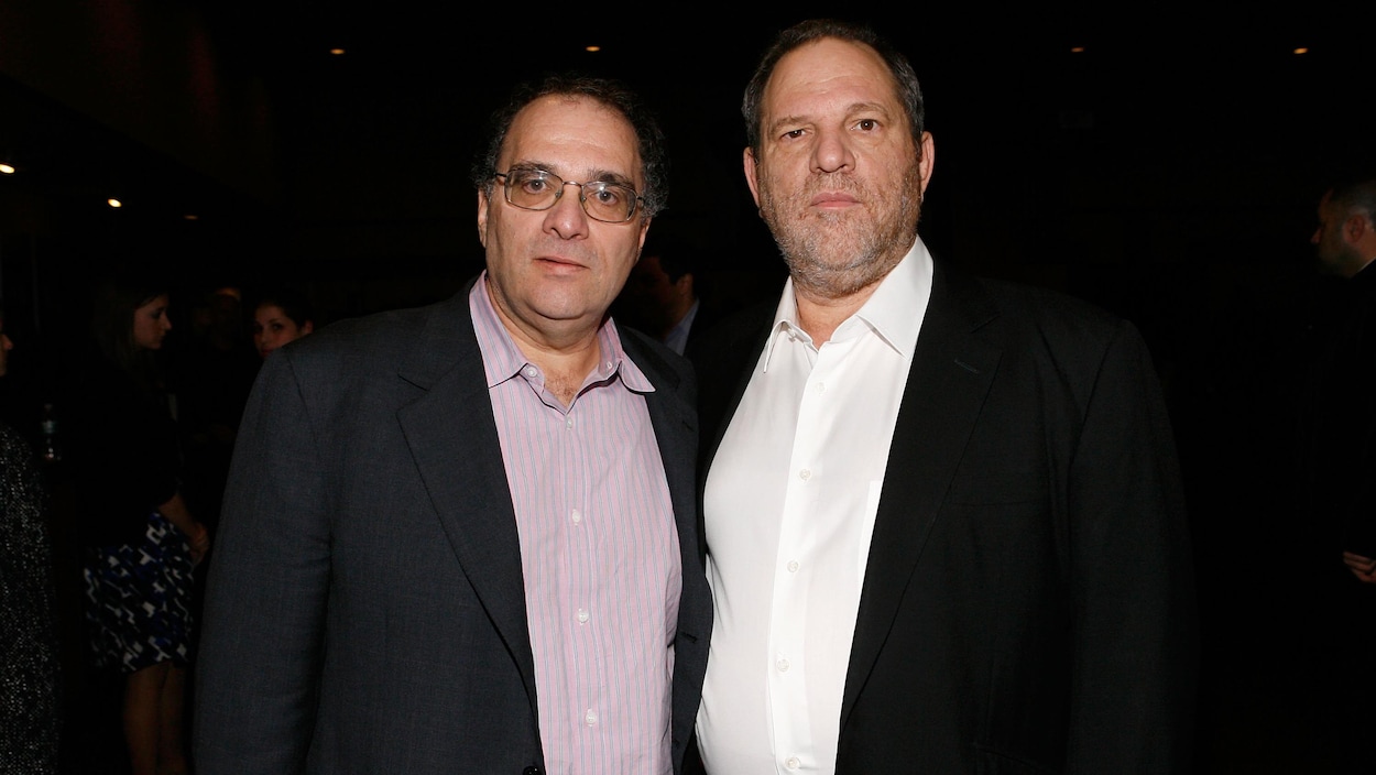 Bob et Harvey Weinstein se tiennent côte à côte en 2009 Bob et Harvey Weinstein se tiennent côte à côte en 2009
