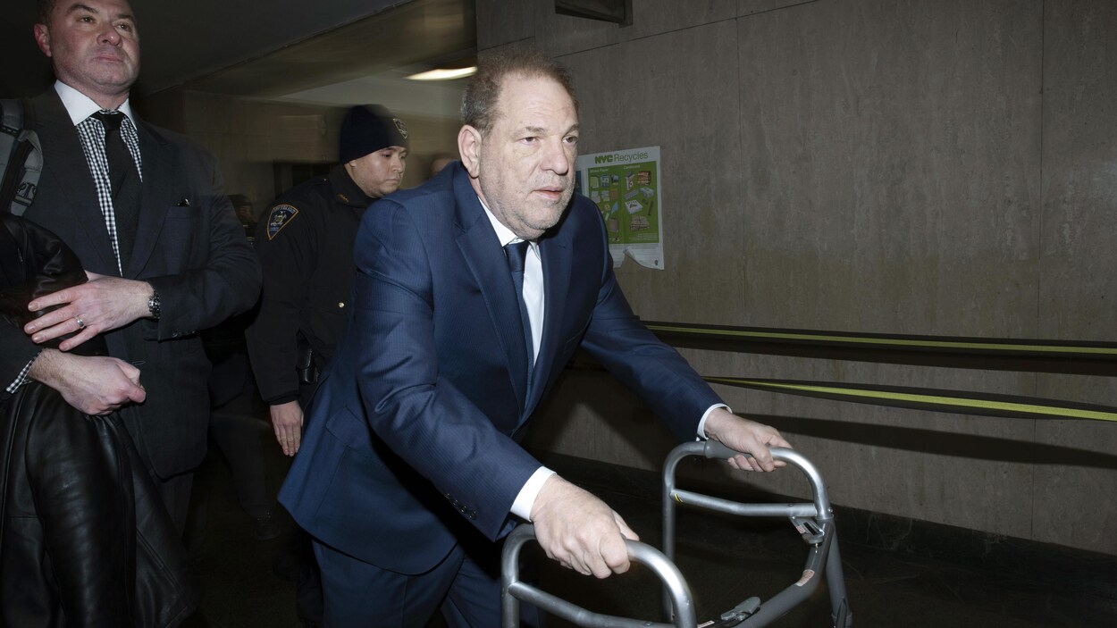 Harvey Weinstein se déplace avec un déambulateur.