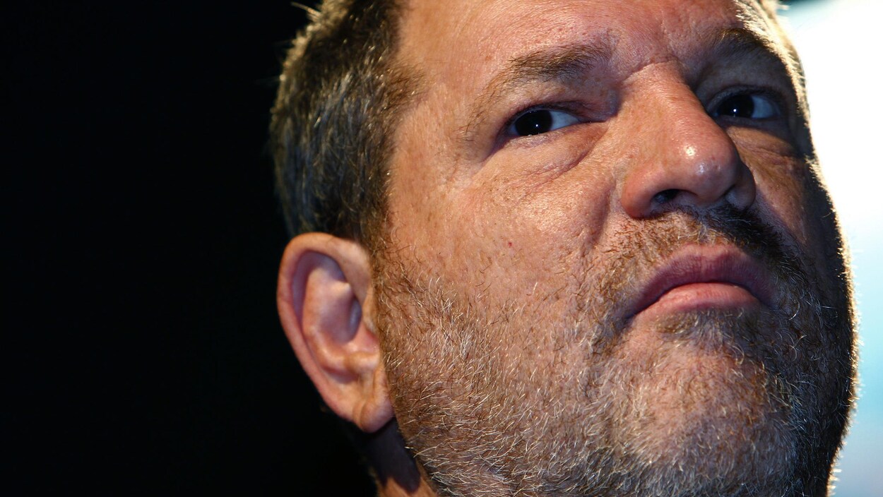 Gros plan du visage barbu d'Harvey Weinstein Gros plan du visage barbu d'Harvey Weinstein