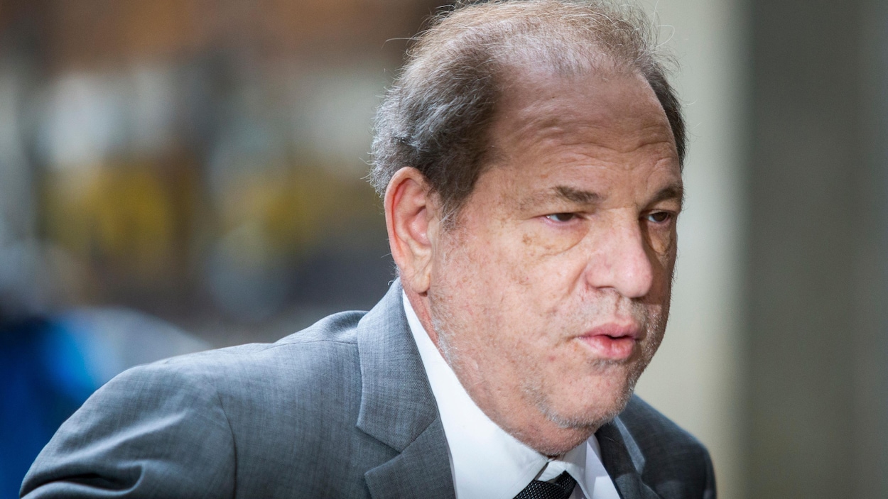 Gros plan de Harvey Weinstein, vêtu d'un veston et d'une cravate.