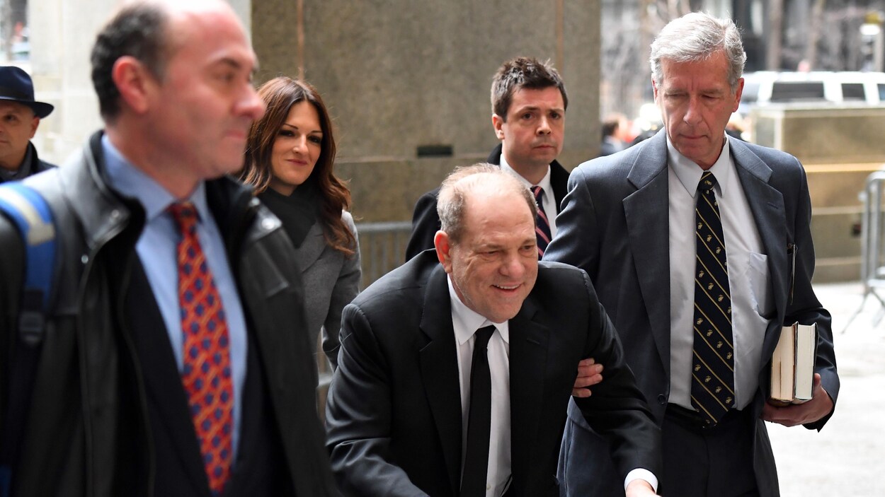Harvey Weinstein marche avec déambulateur pour entrer dans le tribunal.