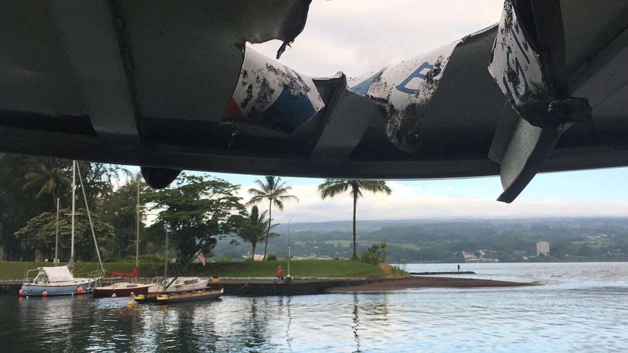 La lave a brûlé une partie du toit de ce bateau de touristes près du volcan Kilauea, faisant 23 blessés. 