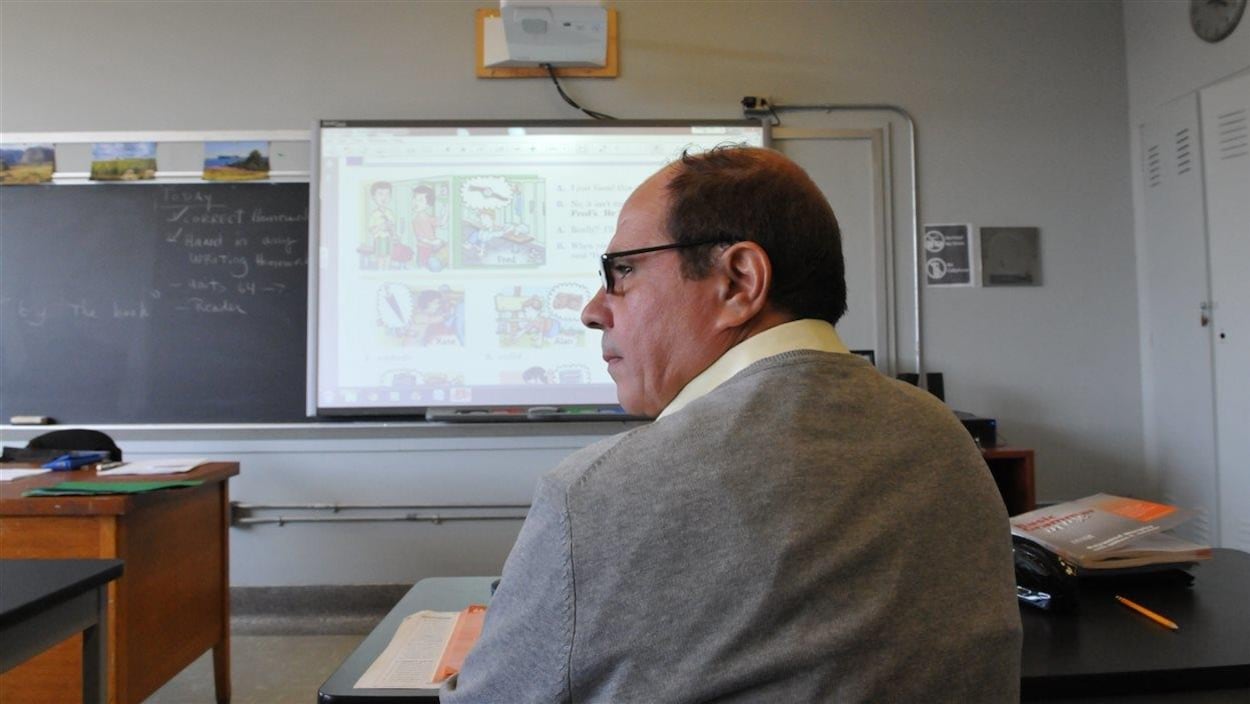 Nabil Hawara, un réfugié syrien dans une classe d'anglais à Montréal en 2014 Nabil Hawara, un réfugié syrien dans une classe d'anglais à Montréal en 2014