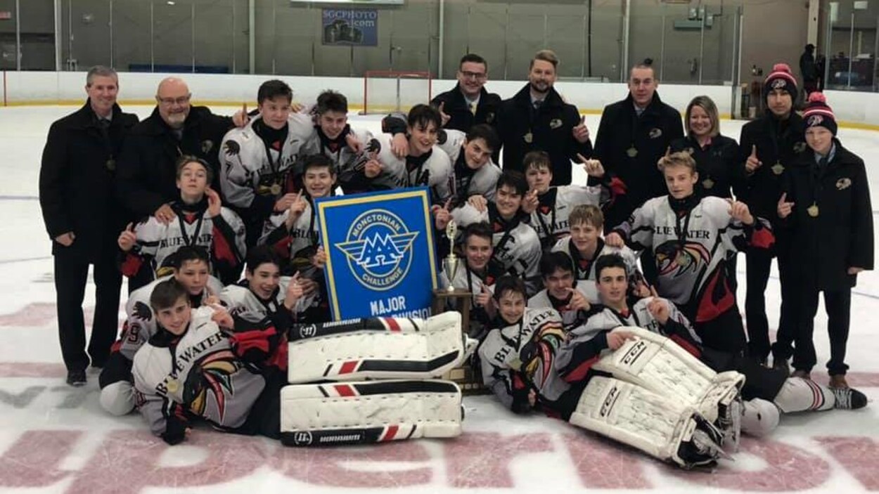 Une équipe de hockey sur une patinoire.