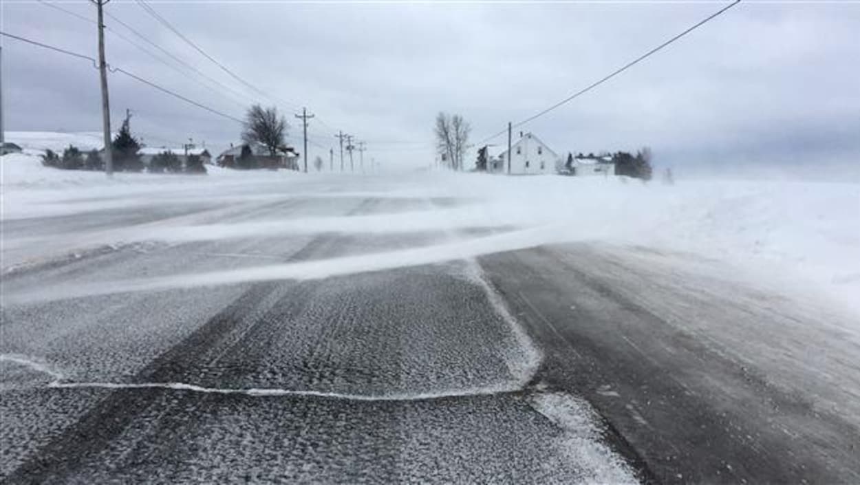 Une route enneigée Une route enneigée