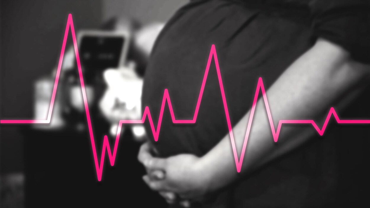 Montage photo d'un gros plan du ventre d'une femme enceinte avec une illustration superposée des fréquence d'un électrocardiogramme.
