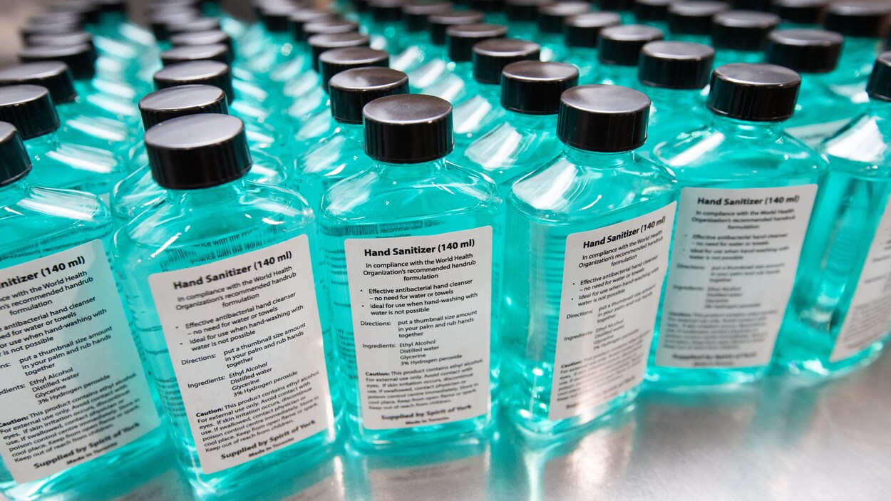 Des bouteilles de désinfectant.