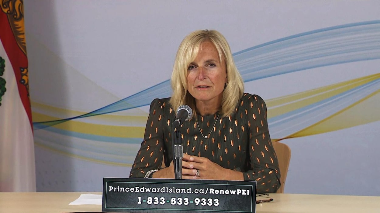 Heather Morrison donne une conférence de presse.