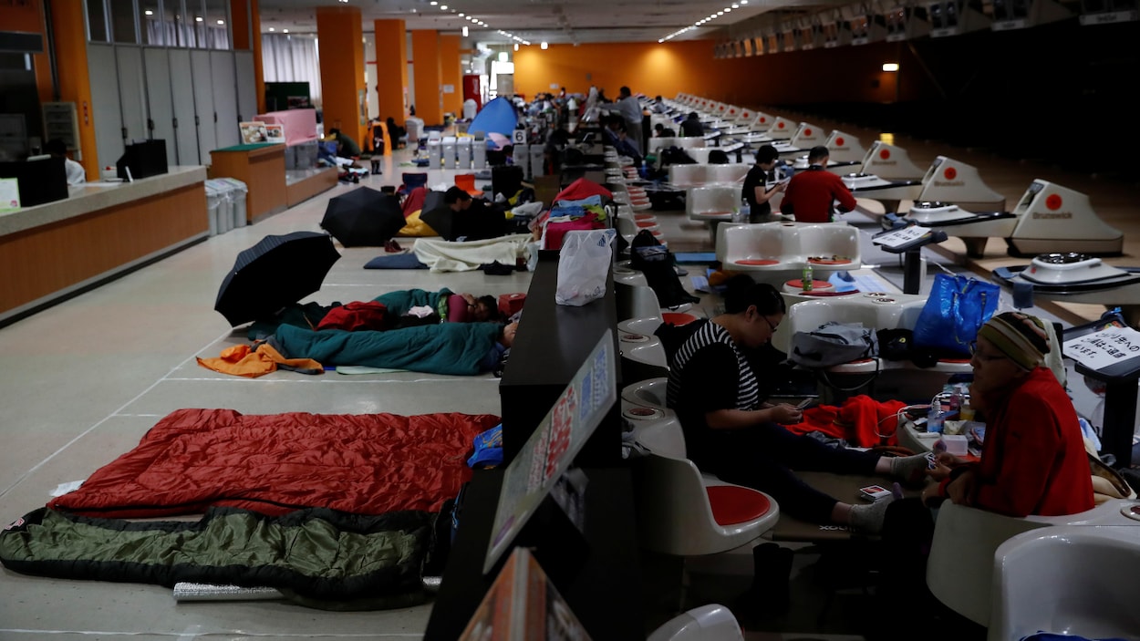 Les spectateurs du Grand Prix de F1 du Japon au circuit de Suzuka se rassemblent pour dormir dans un salon de quilles transformé en refuge.
