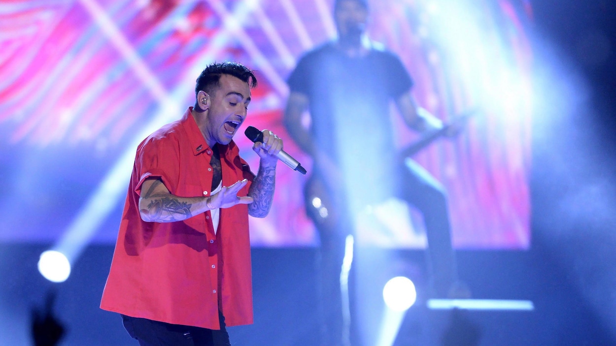 Le chanteur de Hedley et le guitariste sur scène Le chanteur de Hedley et le guitariste sur scène