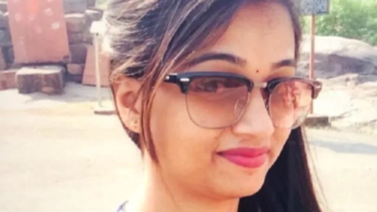 une jeune femme avec des lunettes