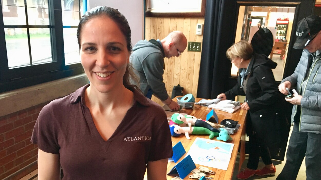 Heidi Levasseur devant la table où l'on vend des produits dérivés pour financer son projet Atlantica.