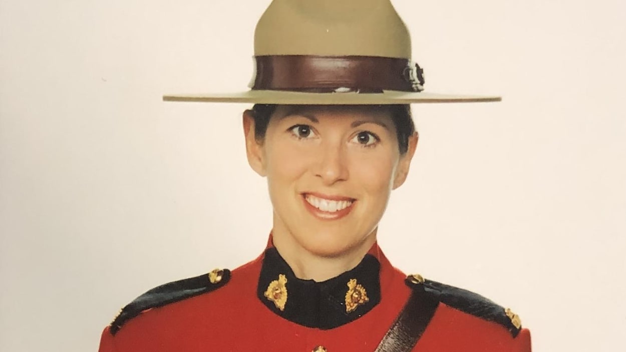 Heidi Stevenson en uniforme officiel de la GRC avec un chapeau Stenson.