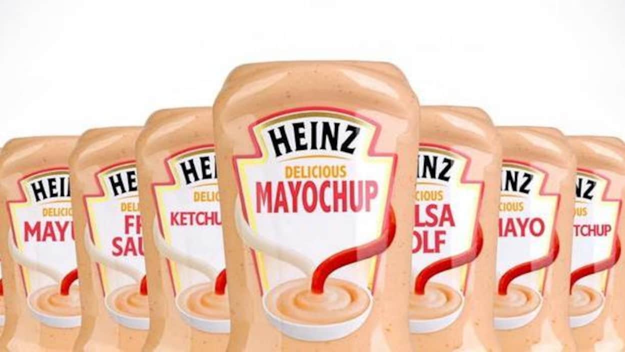 Plusieurs bouteilles de mayochup sont disposées les unes à côté des autres devant un fond blanc.