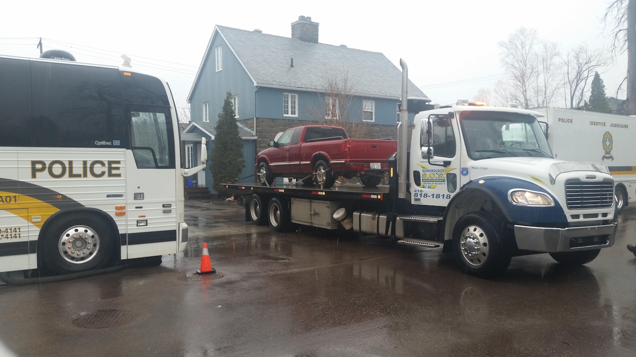 Camionnette sur la plateforme d'une remorque à la sortie d'une entrée résidentielle. Camionnette sur la plateforme d'une remorque à la sortie d'une entrée résidentielle.
