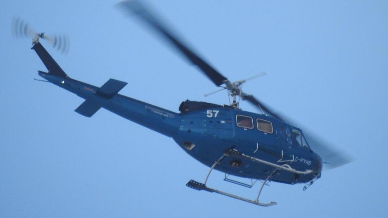 Un hélicoptère dans le ciel.