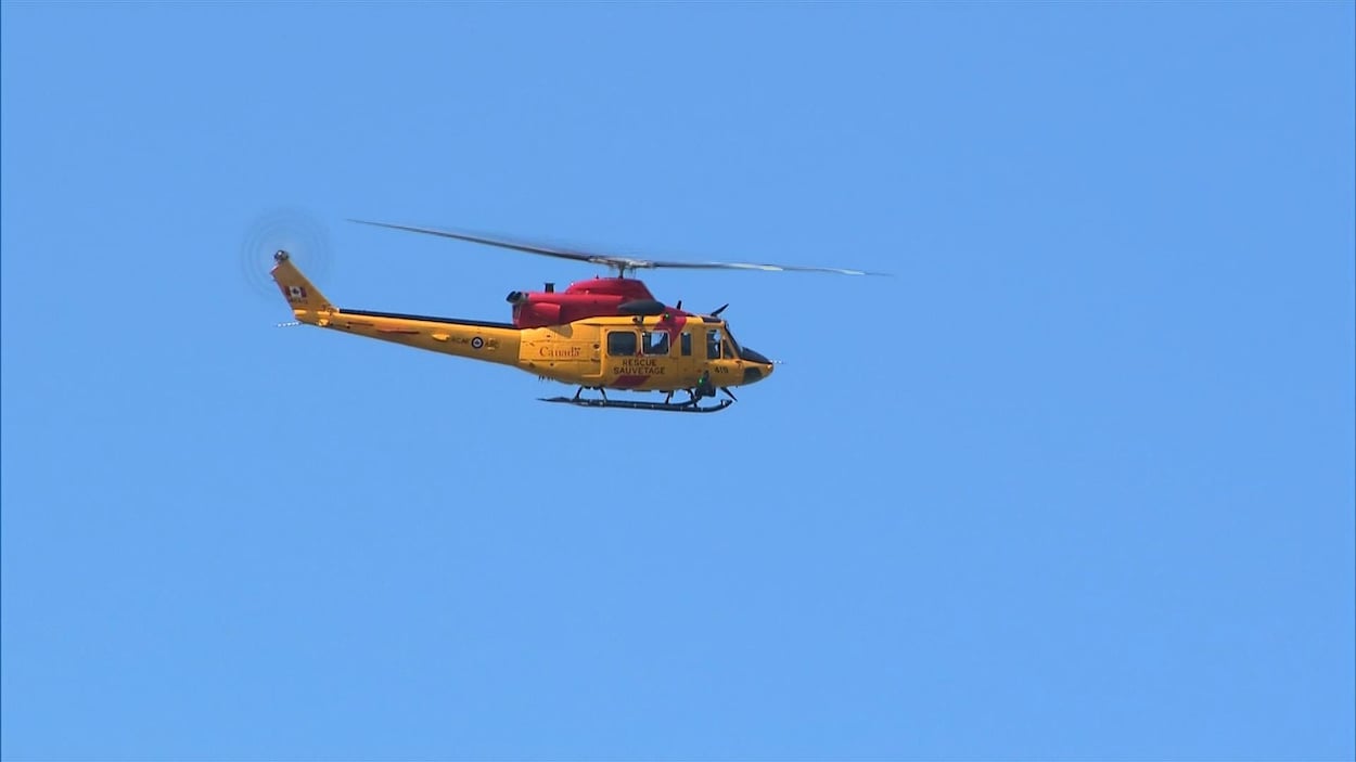 Un hélicoptère dans le ciel