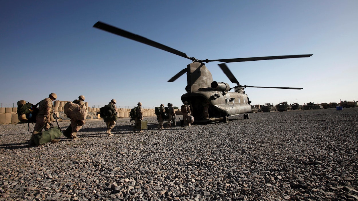 Des militaires canadiens s'apprêtent à quitter la base de Zangabad, en Afghanistan, à bord d'un hélicoptère de l'armée canadienne, le 18 juin 2011.