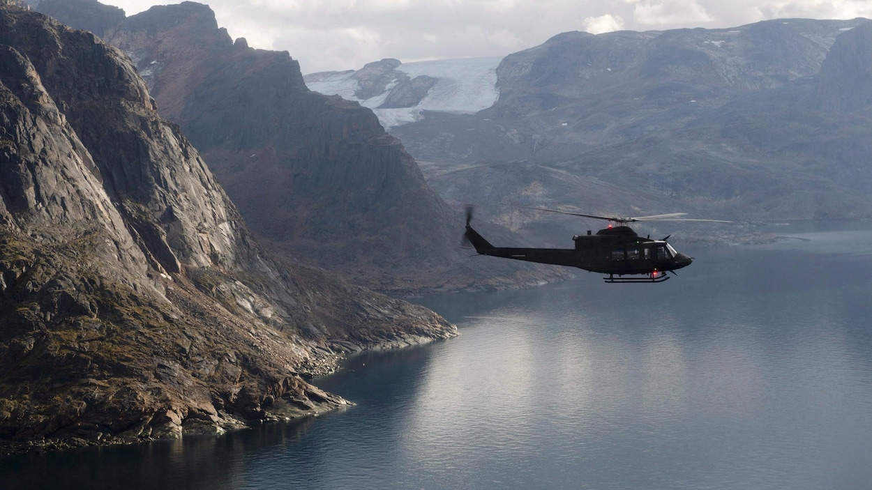 Un hélicoptère Griffon des Forces canadiennes près d’Iqaluit
