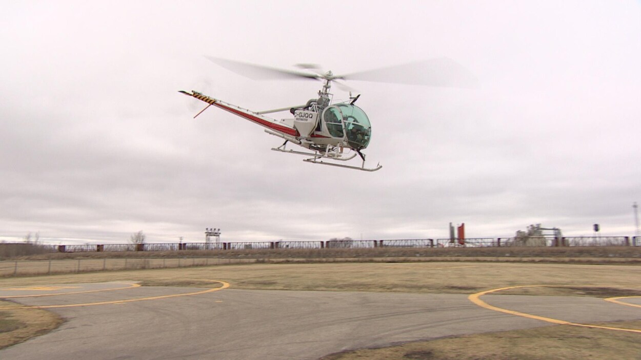 Un hélicoptère dans le ciel gris de Winnipeg.