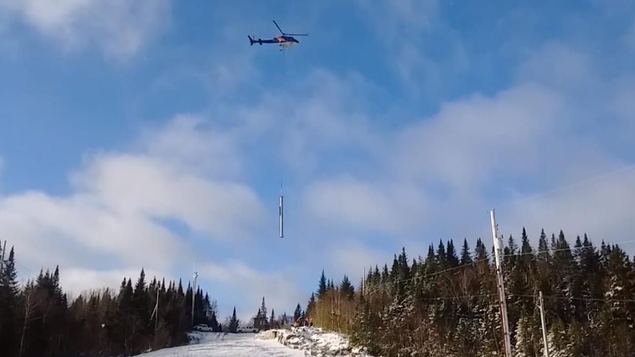 Un hélicoptère a transporté les nouvelles tours de la remontée mécanique de la station de ski de Stoneham. Un hélicoptère a transporté les nouvelles tours de la remontée mécanique de la station de ski de Stoneham.