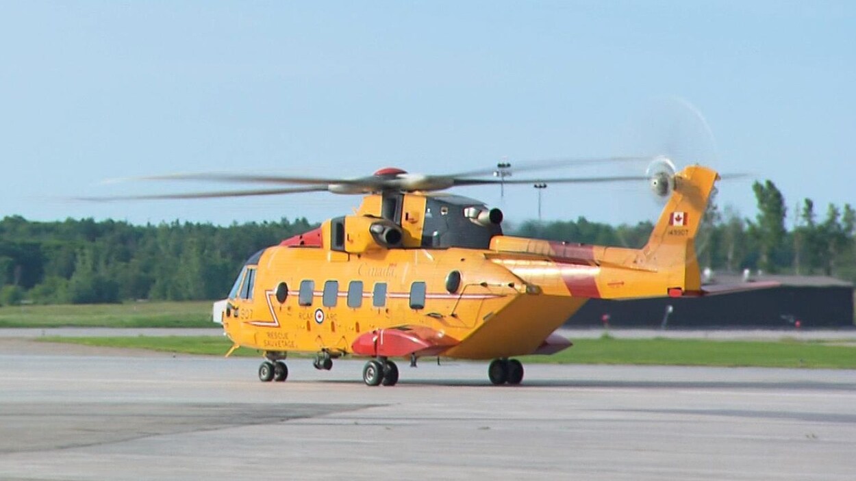 Un hélicoptère de couleur jaune de l'armée canadienne