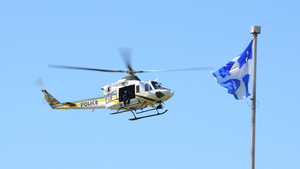 Un hélicoptère volant dans le ciel. Un hélicoptère volant dans le ciel.