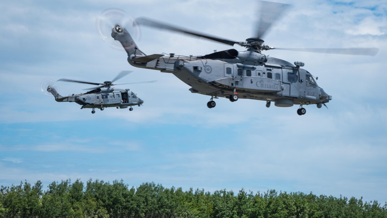 Les deux hélicoptères CH-148 Cyclone qui ont survolé Halifax le 13 juillet 2018.