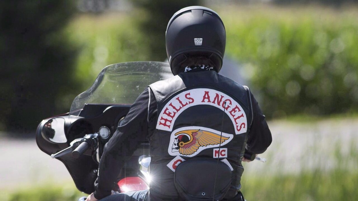 Début de l’audience d’un policier licencié pour son lien avec un associé des Hells Angels