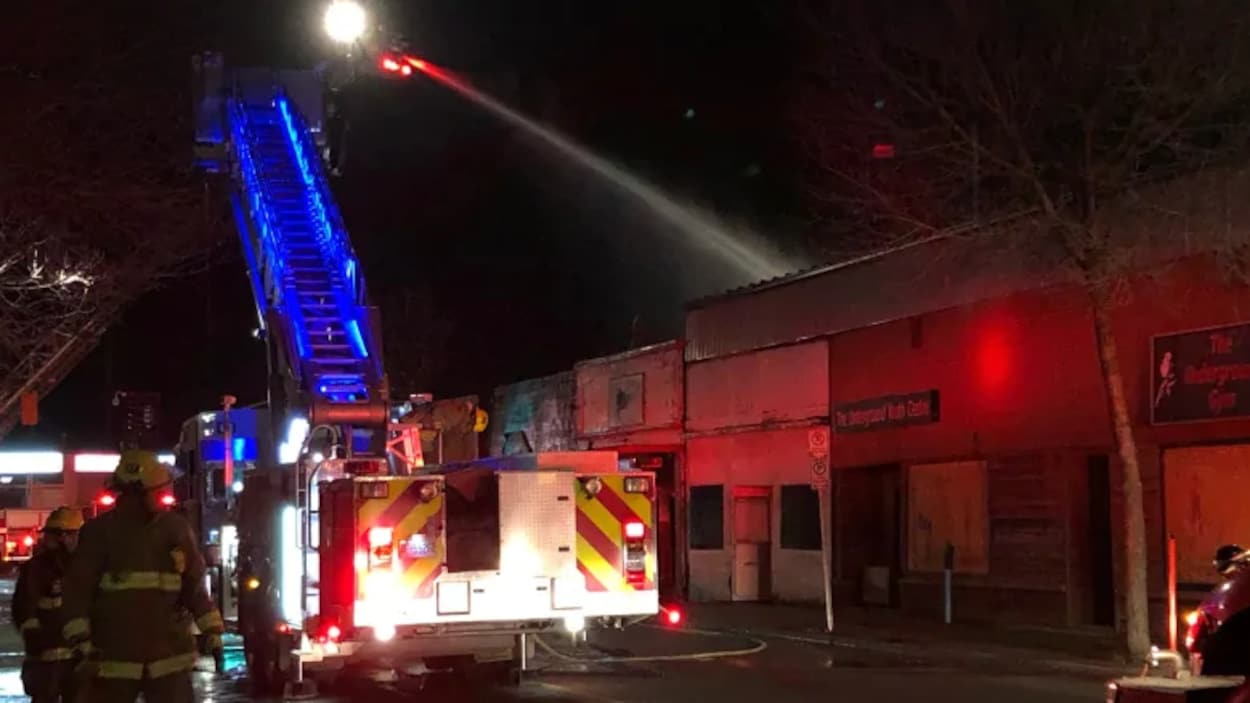 Des pompiers en action la nuit.