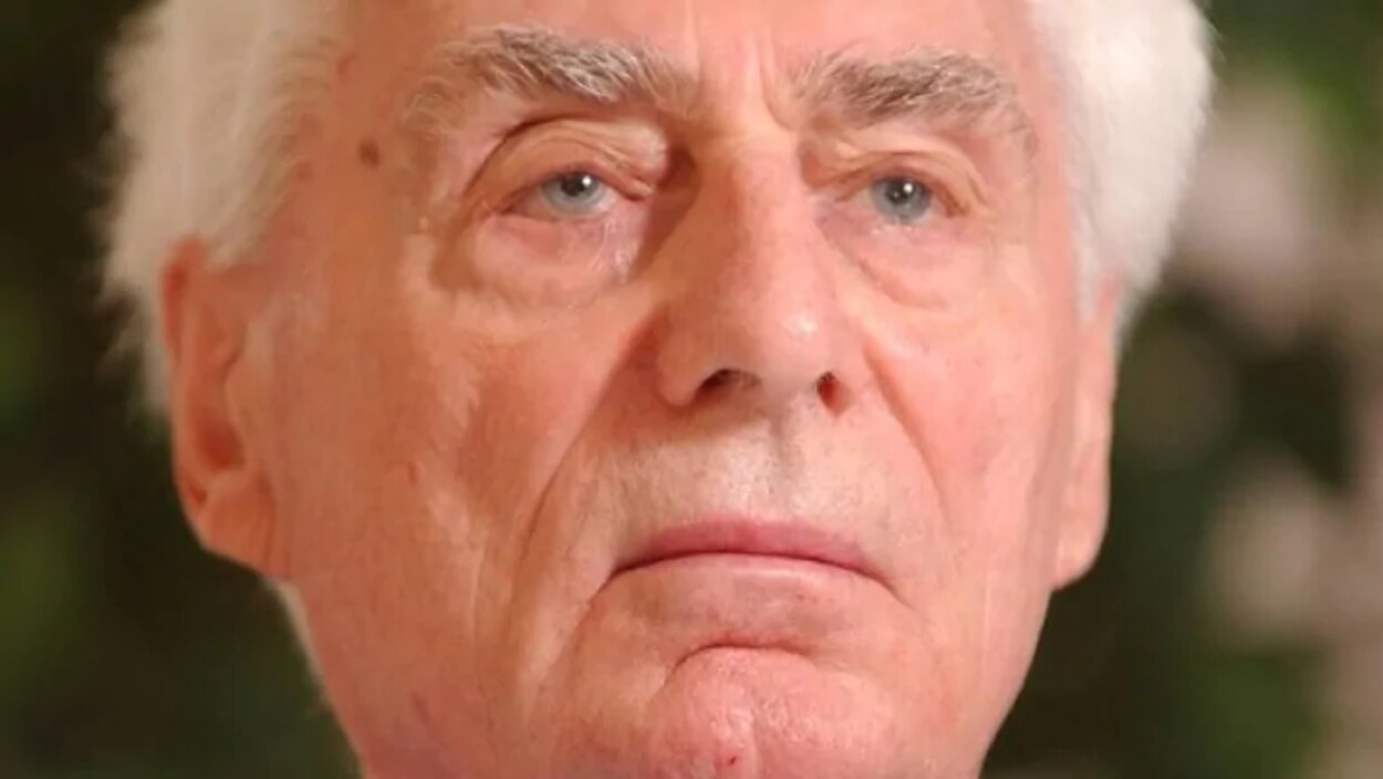 Un homme regarde devant lui.