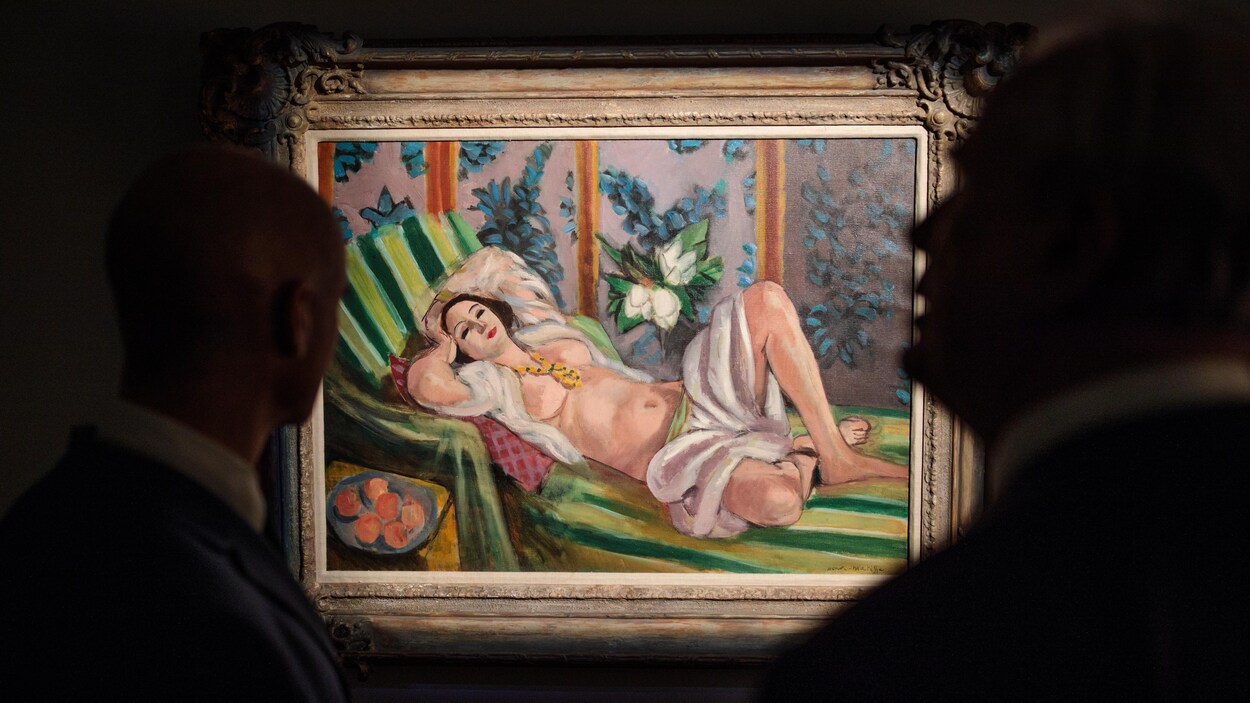 Deux hommes regardent le tableau d'Henri Matisse Odalisque couchée aux magnolias , exposé à Londres en février 2018. Deux hommes regardent le tableau d'Henri Matisse Odalisque couchée aux magnolias , exposé à Londres en février 2018.