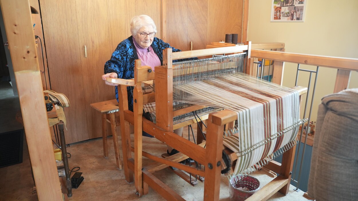 À 92 ans, Henriette Jean garde la forme… au rythme du métier à tisser